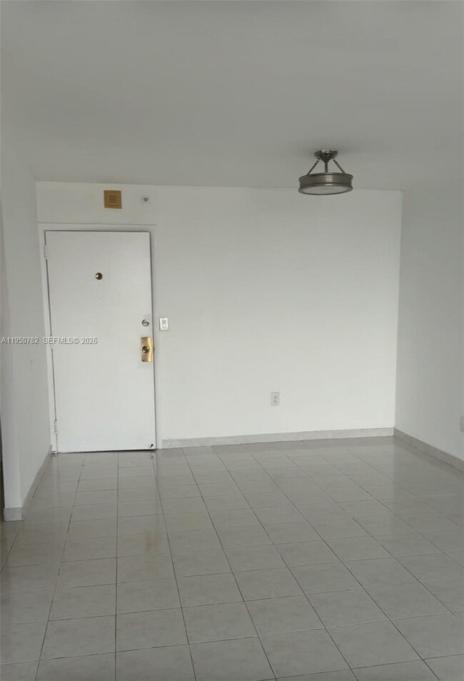 Building Photo - 1450 Brickell Bay Dr