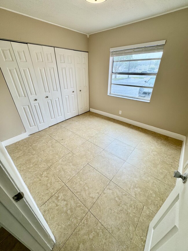 Building Photo - 10008 Twin Lakes Dr