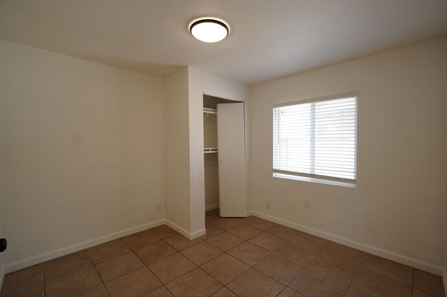 Building Photo - 1405 N Riverside Ave