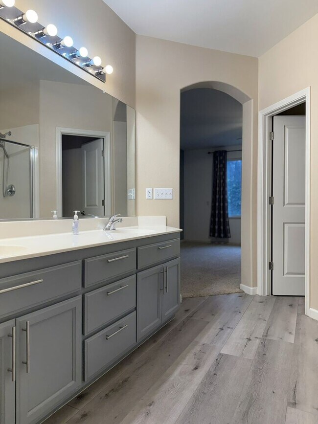 Building Photo - Polished and Chic 4/2 Available NOW!!