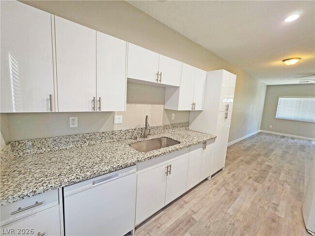 Building Photo - 1121 Sixshooter Ave