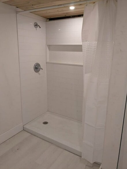 Building Photo - 605 NE 27th St