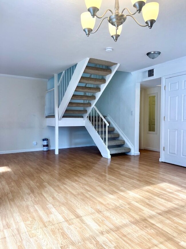 Building Photo - Charming Danville Townhouse 3 BD / 2.5 BA