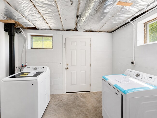Building Photo - Charming Updated Home Near Christiansburg Shopping and Dining