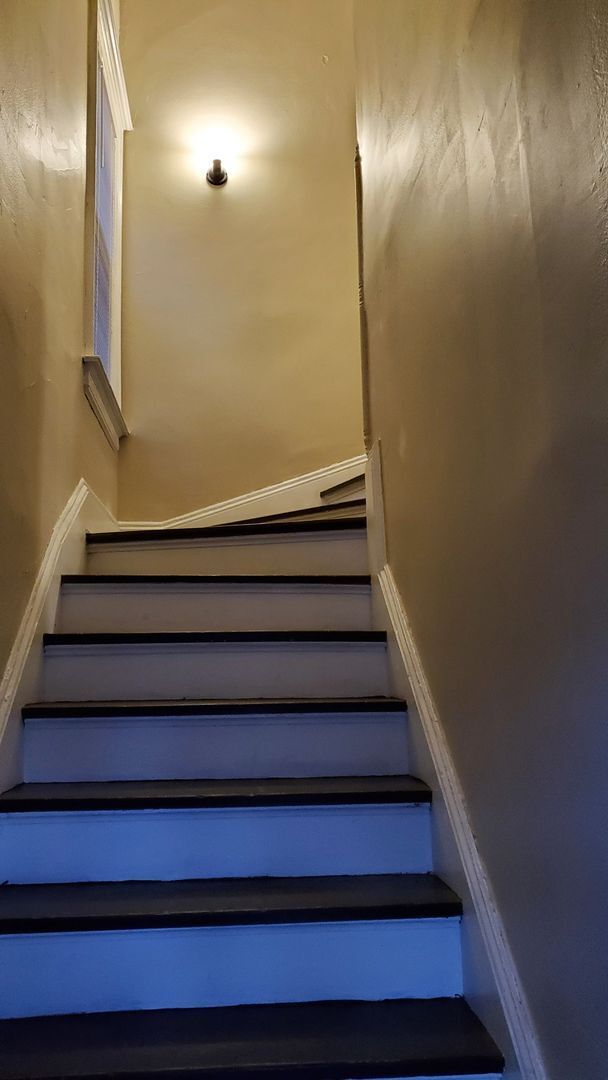 Building Photo - Newly Updated Spacious Three Bedroom Upper...