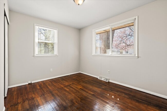 Building Photo - Mohican Ave