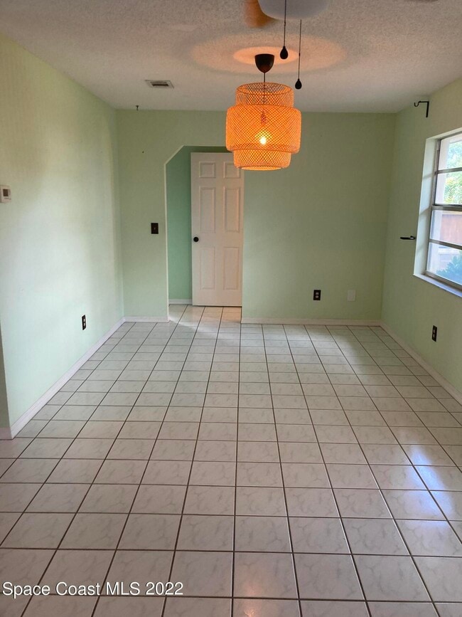 Building Photo - 711 Walnut Dr