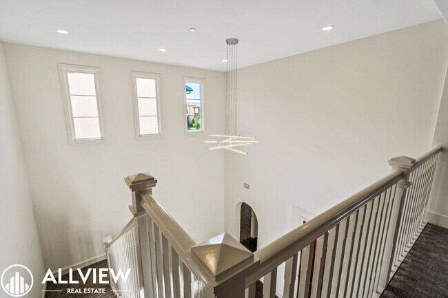 Building Photo - Luxurious and Rare 5 Bed 5.5 Bath Located ...