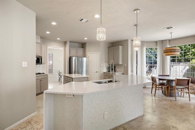 Building Photo - 2114 Hilton Head Dr