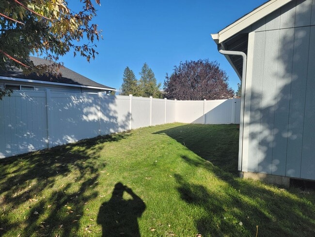 Building Photo - COMING SOON !!! 3 Bed 2 Bath 1500 Sq/Ft home just 10 minutes west of Spokane