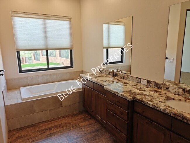 Building Photo - 13037 N Red Quail Pl