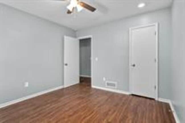 Building Photo - 400 NE Independence Ave