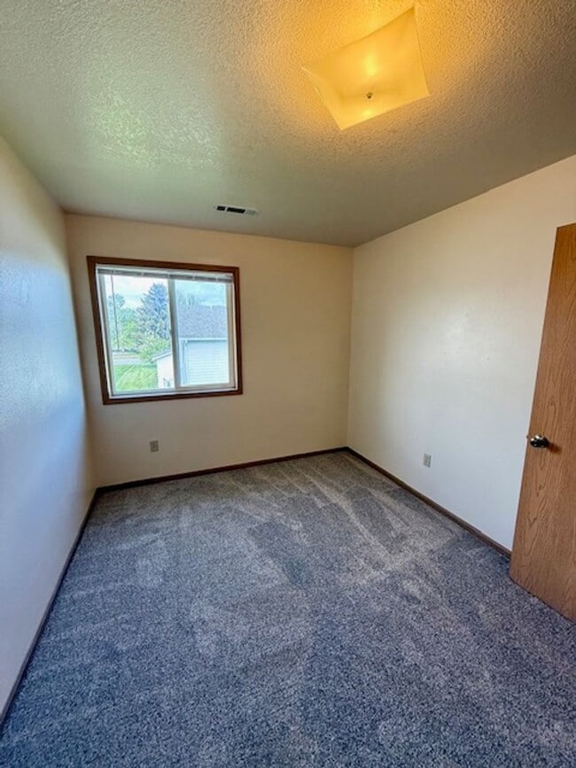 Building Photo - Charming 3 Bed, 1.5 Bath Unit in the Heart...