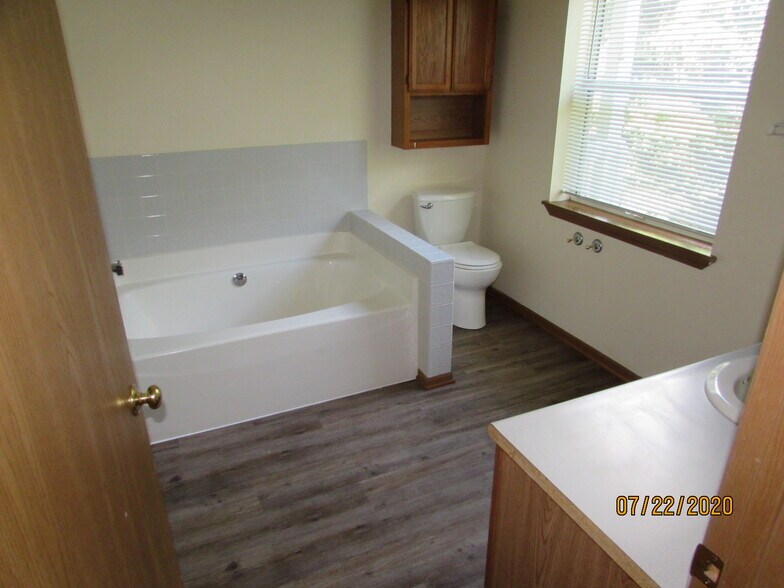 Building Photo - 10 Woodridge Ct