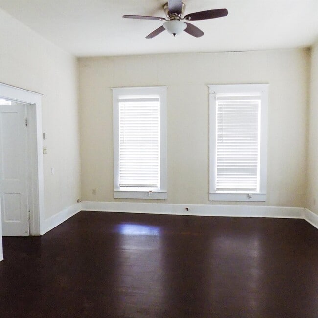 Building Photo - 404 S Lasalle St