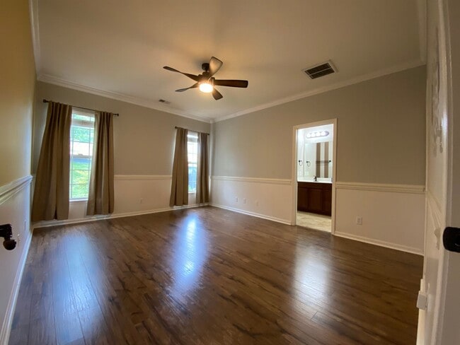 Building Photo - Townhome in a great location!