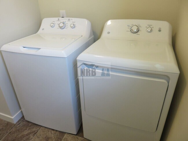 Building Photo - Stunning 3 bd House located in a Gated Community of Puyallup!