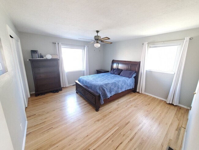 Building Photo - Updated 3 bed 2 bath near UPTOWN! Don't Mi...