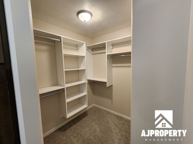 Building Photo - 3-bedroom 2-bathroom townhome