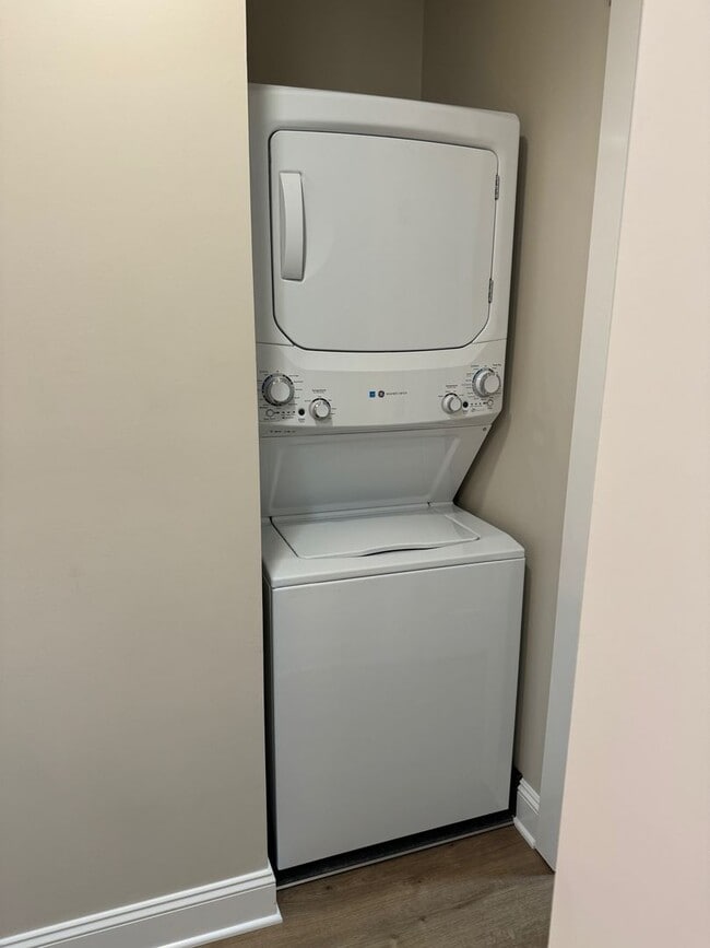 Building Photo - West AVL - Modern, 2-Bedroom Townhome