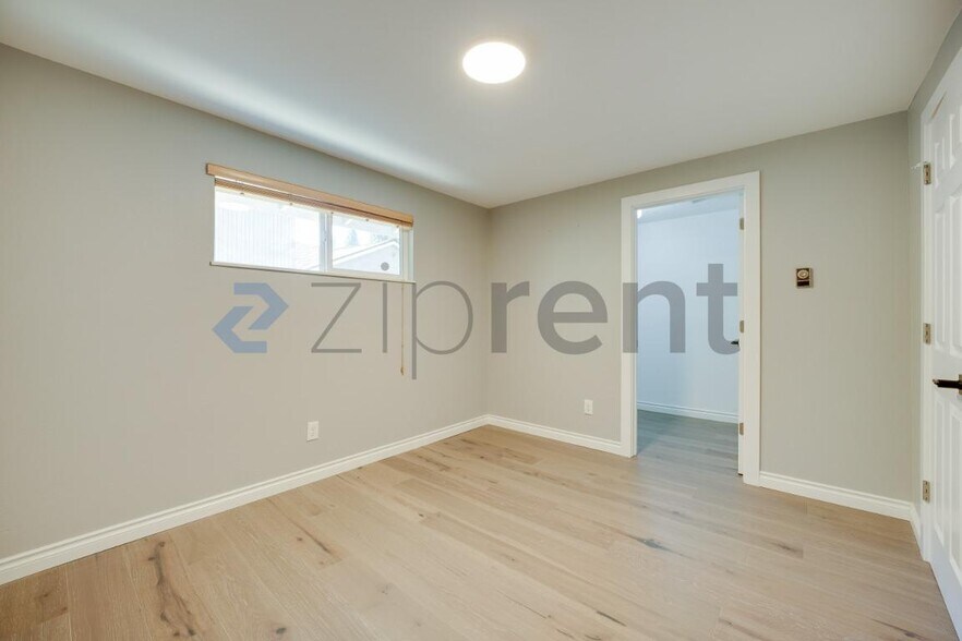 Building Photo - Unit