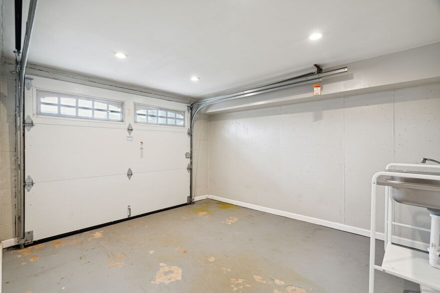 Garage with Kitchenette - 100 Rennard Ter