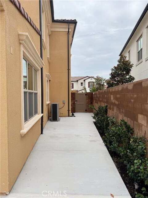 Building Photo - 173 Somera