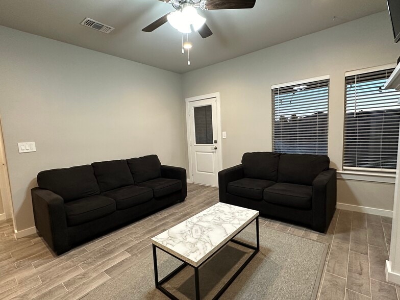 Living room - 75 Windsor Ct