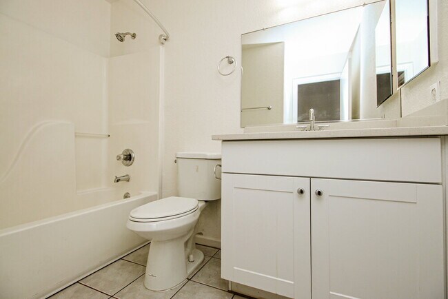 Building Photo - 5338 E Florian Ave