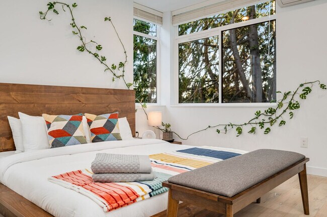 Building Photo - 764A Belmont Pl E