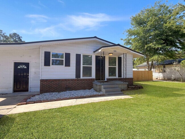 Building Photo - 501 W 9th St