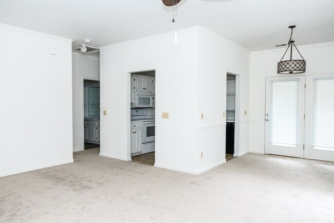 Building Photo - Two Bedroom Townhome!