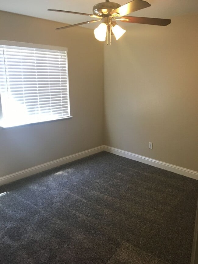 Building Photo - 3+2 NW Hageman & Jewetta Area $2200+ $2200...