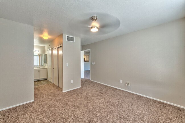 Building Photo - 8070 W Russell Rd