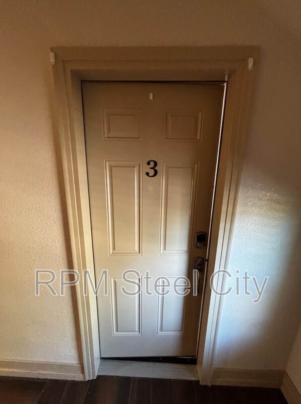 Building Photo - 902 W 11th St