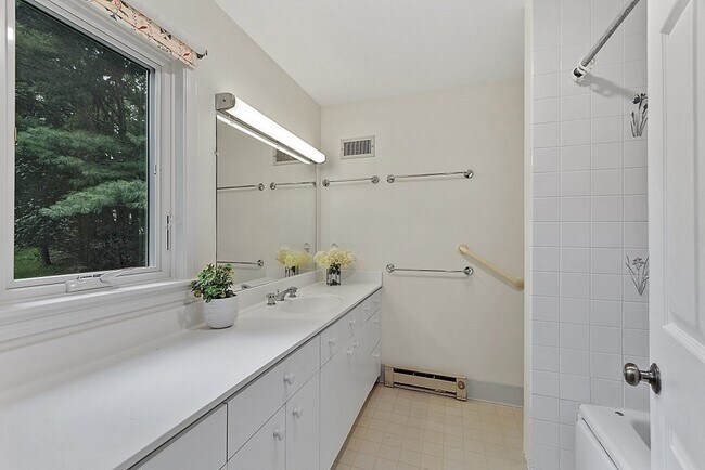 Building Photo - 5 Daybreak