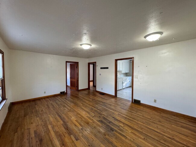 Building Photo - PRICE REDUCED! 2 bedroom, 2 bath house loc...