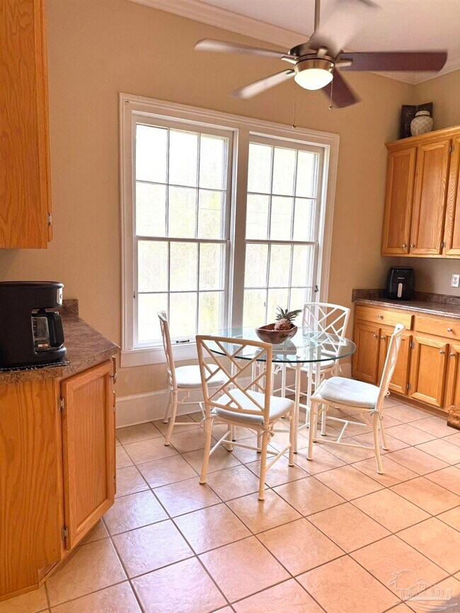 Building Photo - 6855 Pine St