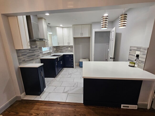 Building Photo - 5249 N Osceola Ave