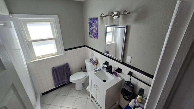 Building Photo - 231 NE 20th Ave