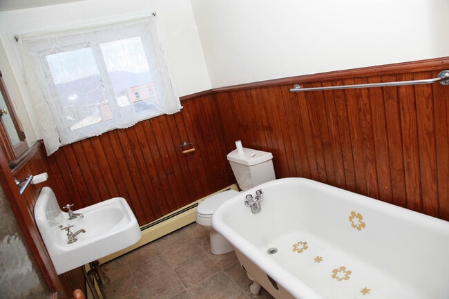 Building Photo - Large 3 Bedroom + Bonus Room with Laundry ...