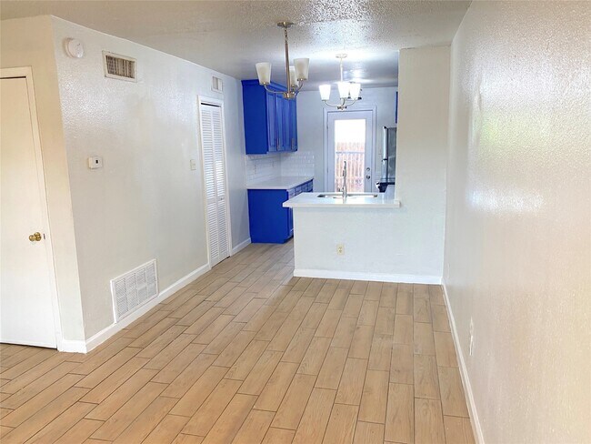 Building Photo - 1220 Shadowdale Dr
