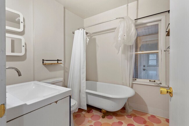 Building Photo - 2422SE / 2424SE