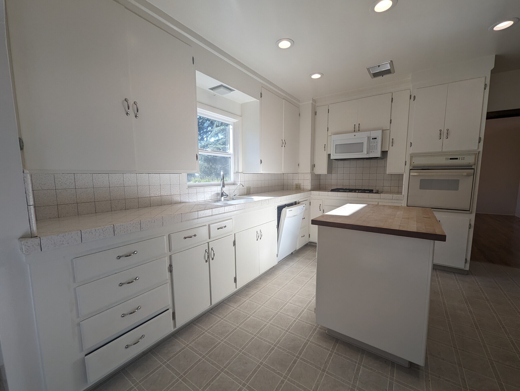 Building Photo - 4153 Bolsa Rd