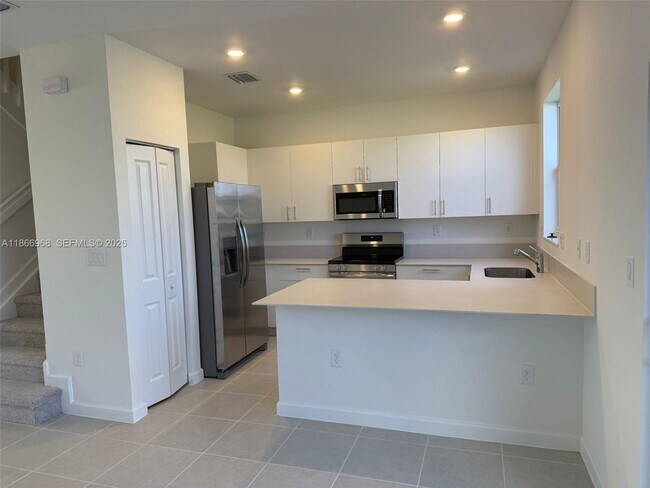 Building Photo - 2794 SE 26th Ave