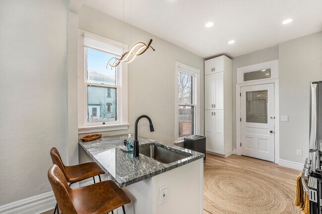 Building Photo - 832 26th St