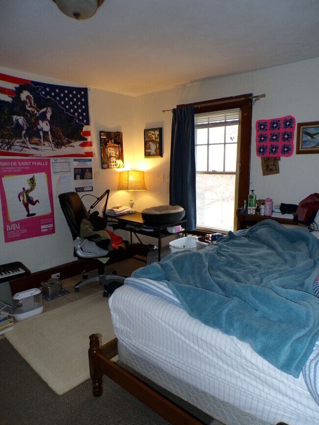 Building Photo - 19 Oak St