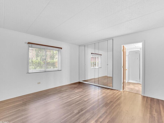 Building Photo - 3856 S Parkway Dr