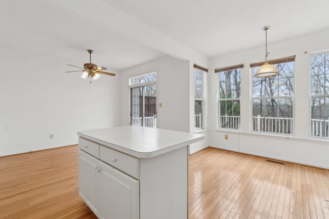 Building Photo - Wonderful Townhome