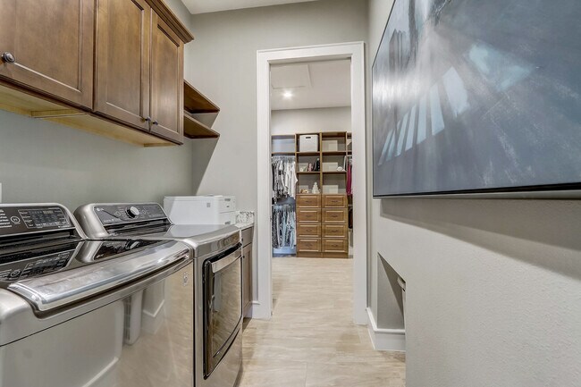 Building Photo - 10613 White Oak Dr